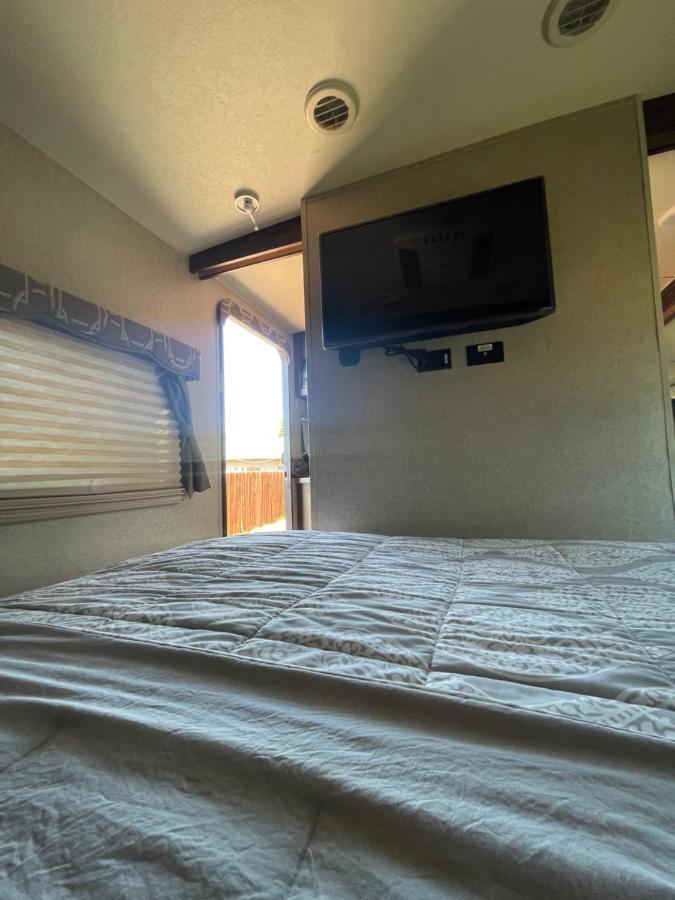 Отель Rv2 Stunning Rv Private Netflix Freeparking Морено-Валли Экстерьер фото
